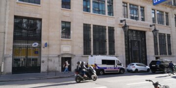 Parandalohet një sulm me bombë në afërsi të Bankës Amerikane në Paris; arrestohet një individ, ndërsa një tjetër është në arrati.