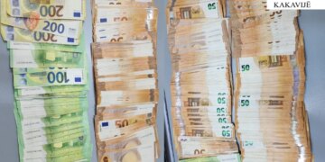 Paratë e padeklaruara në kufi, 26 mijë euro të sekuestruara në Kakavijë, dy të arrestuar.