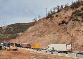 Pas 11 ditëve bllokimi, aksi Librazhd-Përrenjas është rihapur, duke lejuar qarkullimin e mjeteve drejt Jug-Lindjes.