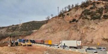 Pas 11 ditëve bllokimi, aksi Librazhd-Përrenjas është rihapur, duke lejuar qarkullimin e mjeteve drejt Jug-Lindjes.