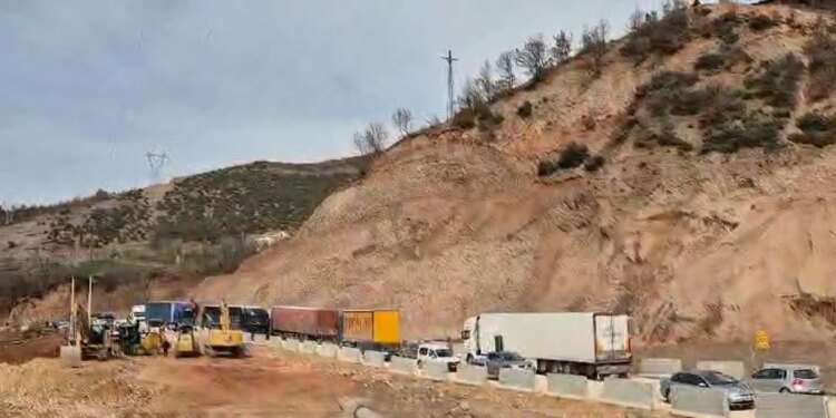 Pas 11 ditëve bllokimi, aksi Librazhd-Përrenjas është rihapur, duke lejuar qarkullimin e mjeteve drejt Jug-Lindjes.