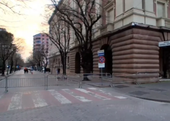 Pas djegies së vilës së diktatorit Hoxha gjatë protestës së 20 shkurtit, policia ndërmerr masa sigurie. Hyrja e ish-bllokut është rrethuar me gardh metalik.