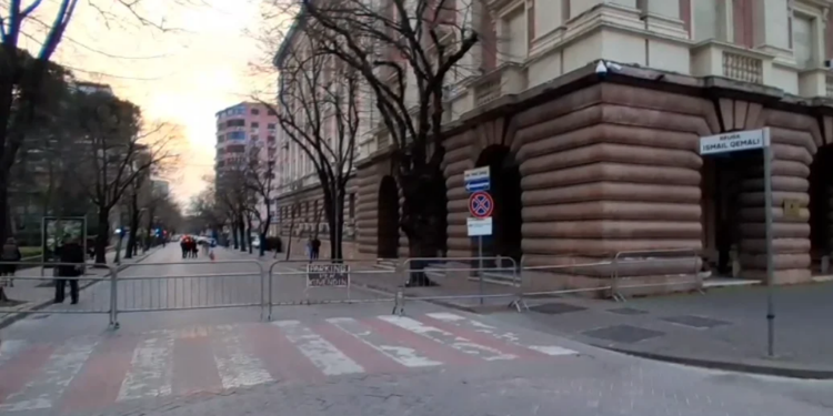 Pas djegies së vilës së diktatorit Hoxha gjatë protestës së 20 shkurtit, policia ndërmerr masa sigurie. Hyrja e ish-bllokut është rrethuar me gardh metalik.