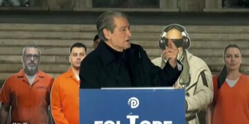 Pas zjarrit në vilën e ish-diktatorit, Berisha anashkalon seancën, ndërsa dërgon mesazhe për Ramën nga poshtë zyrës së tij: Vendi po kalon në një fazë të rëndësishme.