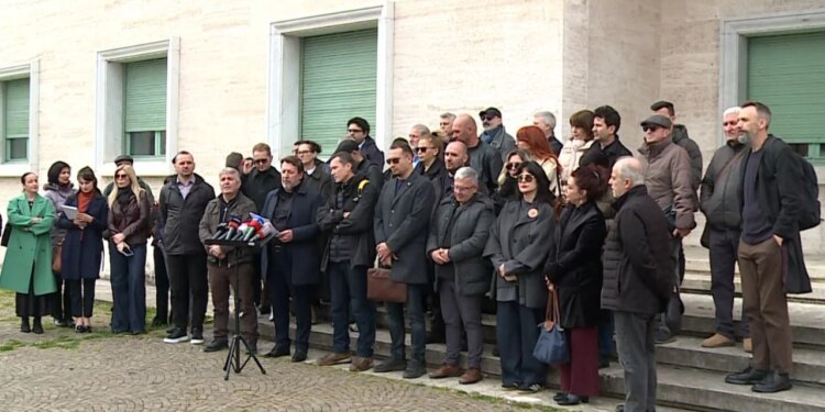 Pedagogët e Arteve në gatishmëri: Mungesa e titujve shkakton paralajmërim për bojkotim të mësimit nëse nuk gjendet zgjidhje.