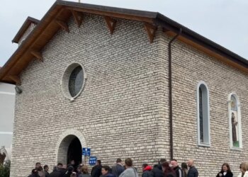 Pelegrinazhi në Kishën e Laçit filloi sot dhe do të vazhdojë deri më 13 qershor, ku besimtarët lutën për përfundimin e luftërave.