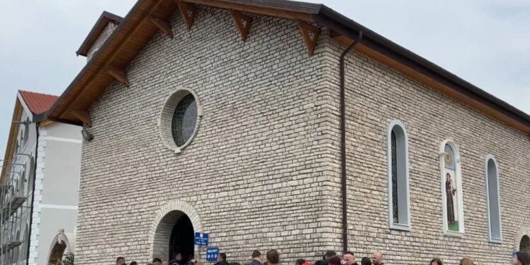 Pelegrinazhi në Kishën e Laçit filloi sot dhe do të vazhdojë deri më 13 qershor, ku besimtarët lutën për përfundimin e luftërave.