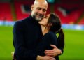 Pep Guardiola dhe përqafimi emocionues pas fitores me Manchester City; vajza e tij, Maria, e takon në fushë.