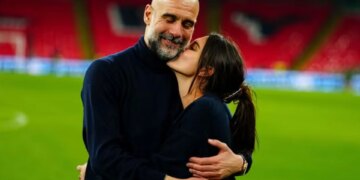 Pep Guardiola dhe përqafimi emocionues pas fitores me Manchester City; vajza e tij, Maria, e takon në fushë.