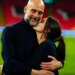 Pep Guardiola dhe përqafimi emocionues pas fitores me Manchester City; vajza e tij, Maria, e takon në fushë.