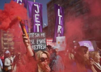 “Për një jetë me dinjitet”, në këtë 8 Mars në Prishtinë kërkohet barazi dhe drejtësi për gratë.