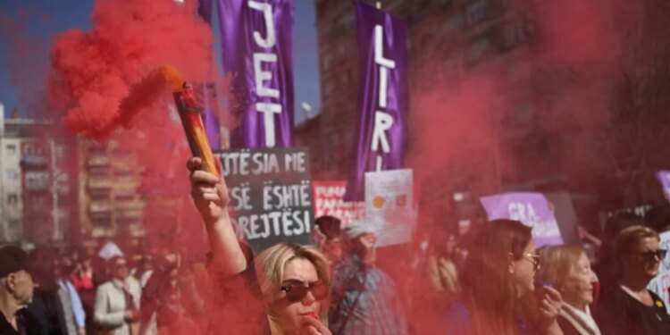 “Për një jetë me dinjitet”, në këtë 8 Mars në Prishtinë kërkohet barazi dhe drejtësi për gratë.