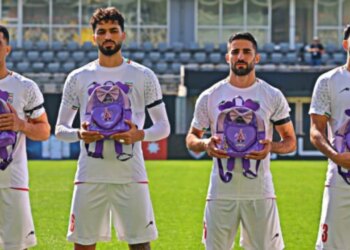 Përfaqësuesja e Iranit paraqitet në ndeshje me çanta fëmijësh, për të nderuar viktimat e sulmit në një shkollë, ku u morën jetën 165 vajzave.