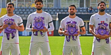 Përfaqësuesja e Iranit paraqitet në ndeshje me çanta fëmijësh, për të nderuar viktimat e sulmit në një shkollë, ku u morën jetën 165 vajzave.