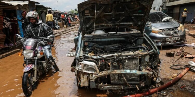 Përmbytje të shkaktuara nga shirat e fortë në Kenia, 62 të vdekur dhe mijëra të shpërngulur