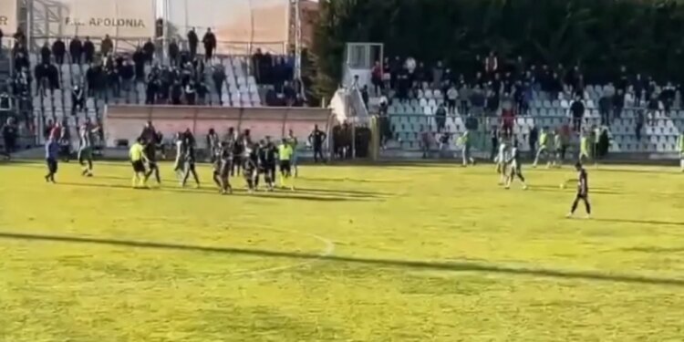 Përplasje dhe karton i kuq në ndeshjen Apolonia–Pogradec/ Fierakët humbin kontrollin, pritet ndëshkim serioz