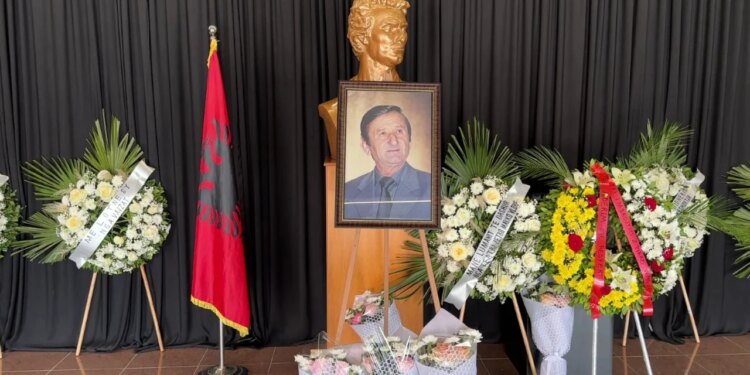 Përshendetet në banesën e fundit parodisti Mane Lumani/ Familjarët, miqtë dhe kolegët e tij i japin lamtumirën e fundit.