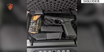 Plagos 45-vjeçarin me armë zjarri në këmbë, autori arrestohet brenda disa minutash.