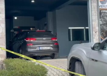 Plagosen pronari i servisit për shkak të ngjyrës së papëlqyer të makinës, tre të dyshuar arrestohen.