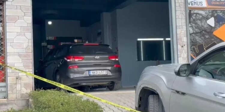 Plagosen pronari i servisit për shkak të ngjyrës së papëlqyer të makinës, tre të dyshuar arrestohen.