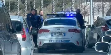 Plagosje pranë Spitalit të Vlorës, një 33-vjeçar i goditur dy herë me thikë.