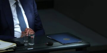 Politico: Diplomatë të shumtë tërheqin vëmendjen mbi rrezikun që dosjet sekrete të BE-së të përfundojnë në duar të Kremlinit.