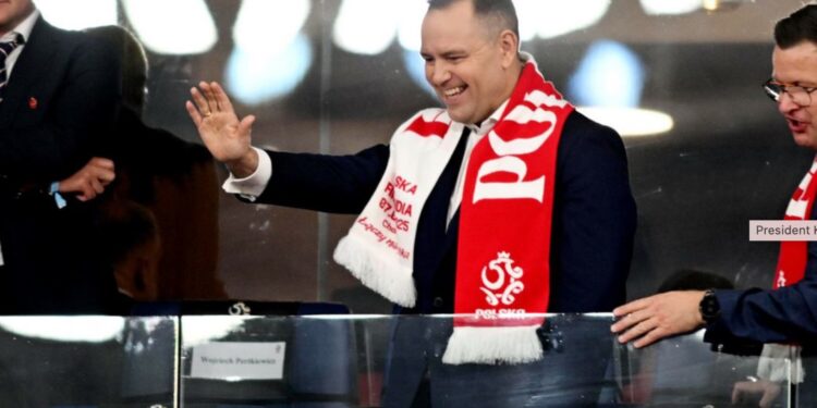 Poloni-Shqipëri: Presidenti Nawrocki në tribunë, por si e presin tifozët vendas ndeshjen…