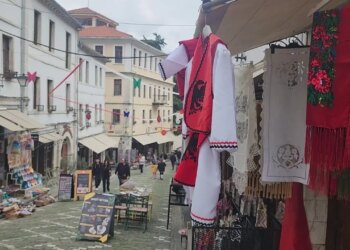 Pranvera e turistëve: Qyteti i gurtë i Gjirokastrës po kthehet në një qendër dinamike, me Kalasë më të popullarizuar se k nunca.