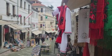 Pranvera e turistëve: Qyteti i gurtë i Gjirokastrës po kthehet në një qendër dinamike, me Kalasë më të popullarizuar se k nunca.
