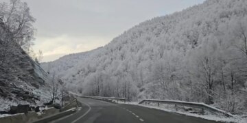Pranvera parashikohet me reshje shiu dhe dëbore; ja çfarë pritet gjatë ditëve në vazhdim dhe në fillim të muajit prill.