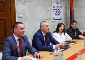 Prefekti i Tiranës zhvillon takim me zyrtarët e bashkisë për pastrimin e kryeqytetit dhe rregullimin e varrezave.