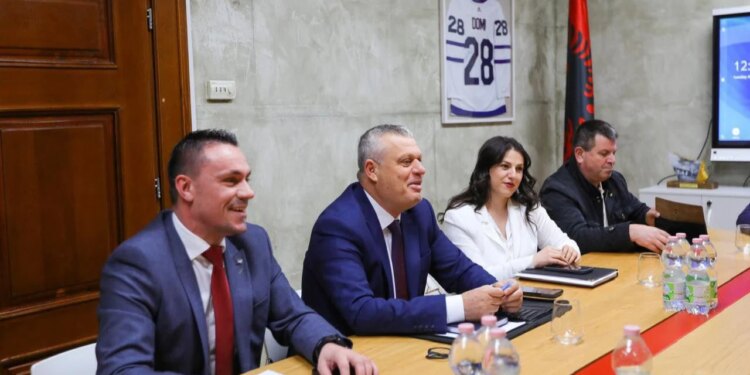 Prefekti i Tiranës zhvillon takim me zyrtarët e bashkisë për pastrimin e kryeqytetit dhe rregullimin e varrezave.