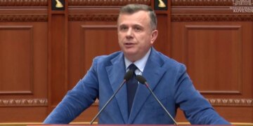 “Prej idealizmave të ’91, jeni kthyer në një parti që tregohet e dhunshme”, Balla opozitës: Protestat e dhunshme këtu vetëm nga një parti politike organizohen.