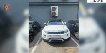 Procedohen penalisht dy individë në Tiranë për tentativën e shitjes së automjeve të vjedhura jashtë vendit, ndërsa dy të tjerë shpallen në kërkim.