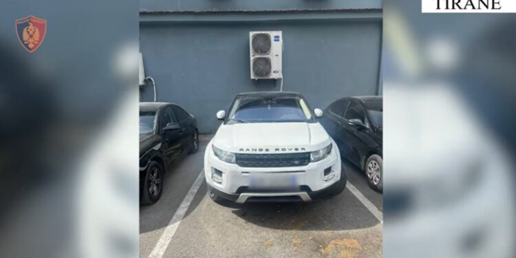 Procedohen penalisht dy individë në Tiranë për tentativën e shitjes së automjeve të vjedhura jashtë vendit, ndërsa dy të tjerë shpallen në kërkim.