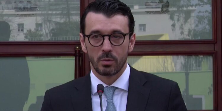 Projektligji i PD për uljen e çmimit të naftës me 45 lekë, ministër Karakaçi e refuzon propozimin: Nevojitet ulja e taksës së qarkullimit...