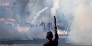 Protesta dhe festime globale pas sulmeve në Iran, 23 viktima në Pakistan, përleshje afër konsullatës amerikane.