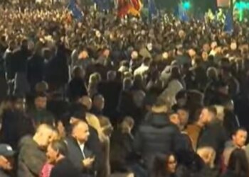 Protesta e opozitës para Kryeministrisë niset me tensione dhe shpërthejnë molotovët