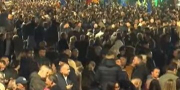 Protesta e opozitës para Kryeministrisë niset me tensione dhe shpërthejnë molotovët