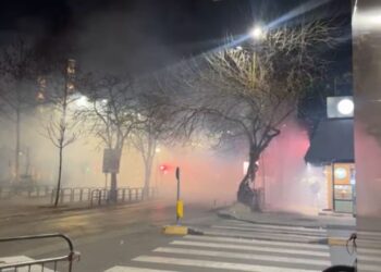 Protesta intensifikohet, hedhje të vazhdueshme molotovësh, zona rreth Xhamisë së Namazgjasë mbushet me tym.
