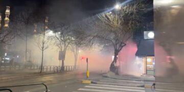 Protesta intensifikohet, hedhje të vazhdueshme molotovësh, zona rreth Xhamisë së Namazgjasë mbushet me tym.