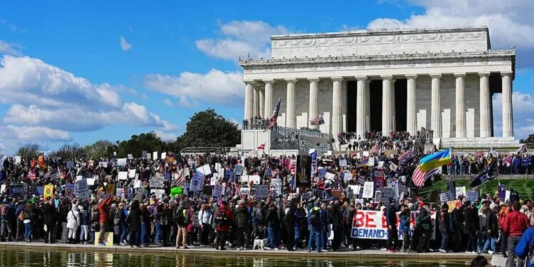 Protesta kundër Trump në SHBA: Mijëra njerëz marshojnë në qytete nën sloganin “Pa Mbretër”