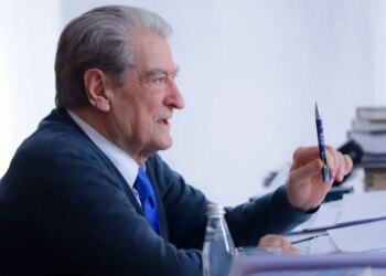 Protestë kombëtare e PD-së: Berisha dezanon planin, deputetët do të bashkohen me protestuesit për të bllokuar rrugët me automjete.