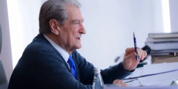 Protestë kombëtare e PD-së: Berisha dezanon planin, deputetët do të bashkohen me protestuesit për të bllokuar rrugët me automjete.