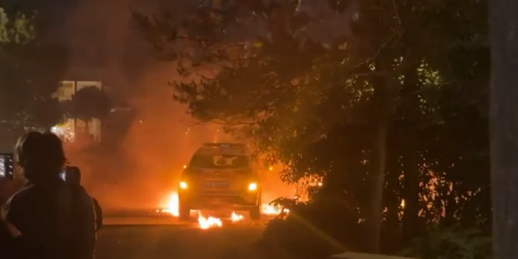 Protestuesit e PD sulmojnë automjetin e Policisë me zjarr, forcate e rendit reagojnë me gaz lotsjellës