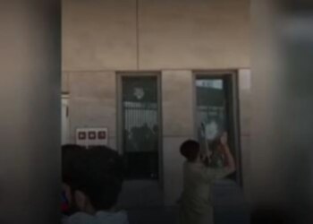 Protestuesit pro Iranit godasin konsullatën amerikane në Karaçi, 6 të vdekur dhe 20 të plagosur