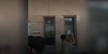 Protestuesit pro Iranit godasin konsullatën amerikane në Karaçi, 6 të vdekur dhe 20 të plagosur