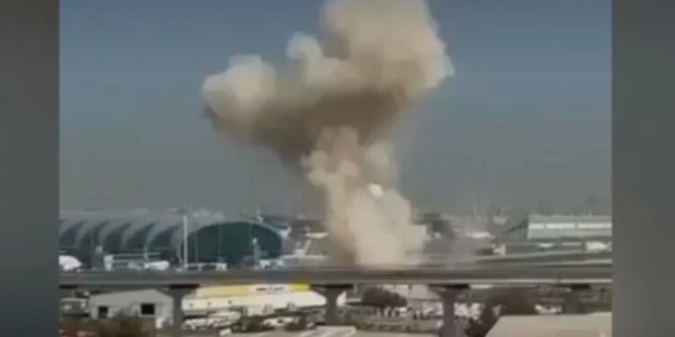 Publikohet videoja e momentit kur droni iranian godet afër Aeroportit të Dubait.