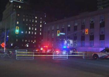 Qyteti i Torontos tronditet nga të shtëna me armë zjarri afër Konsullatës Amerikane, ndërsa policia bllokon disa rrugë në qendër.