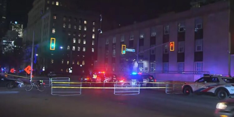 Qyteti i Torontos tronditet nga të shtëna me armë zjarri afër Konsullatës Amerikane, ndërsa policia bllokon disa rrugë në qendër.